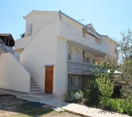 In With Terrace, Air Conditioning, Wi-fi, Washing Machine * Pirovac